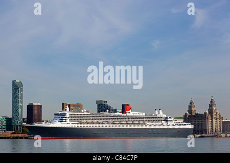 Cunard cruise Liner Schiff Queen Mary 2 in Liverpool terminal an der Uferpromenade an der Pierhead. Stockfoto