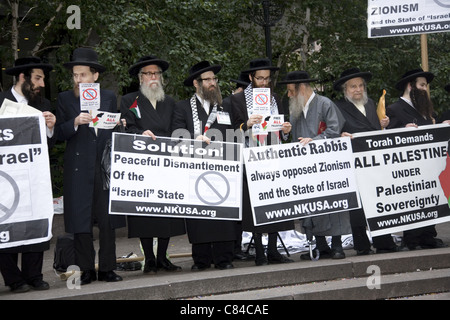 Ultra-orthodoxen jüdischen Rabbinern demonstrieren in der Nähe der UNO in New York zu Palästina befreien und den Staat Israel zu demontieren. Stockfoto