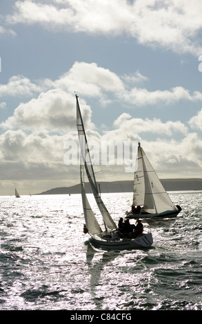 Segelboote auf Plymouth Sound aus der Cornish Küste England UK Stockfoto