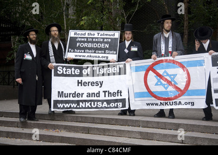 Ultra-orthodoxen jüdischen Rabbinern demonstrieren in der Nähe der UNO in New York zu Palästina befreien und den Staat Israel zu demontieren. Stockfoto