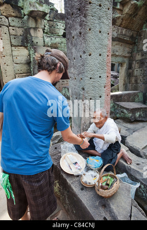 Kambodscha, Siem Reap, Angkor, Tempel Preah Khan, Nonne bietet gute Glück Armbänder Stockfoto