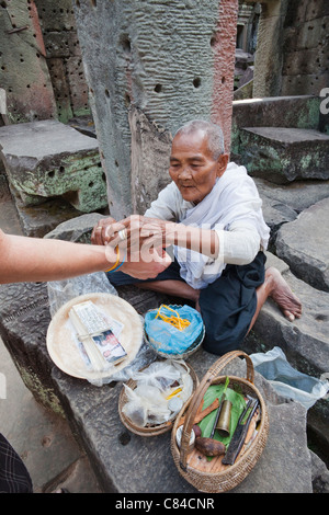 Kambodscha, Siem Reap, Angkor, Tempel Preah Khan, Nonne bietet gute Glück Armbänder Stockfoto