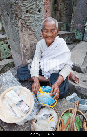 Kambodscha, Siem Reap, Angkor, Tempel Preah Khan, Nonne bietet gute Glück Armbänder Stockfoto