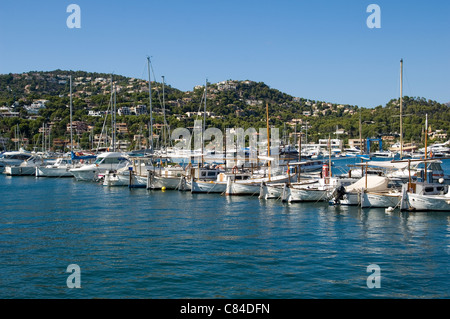 Puerto Andratx, Port, festgemachten Schiffe in einer Linie Stockfoto