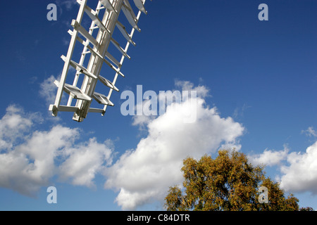 Surreale Darstellung Teil einer Windmühle Klinge ein blauer Himmel, wie eine Leiter hinuntersteigen Stockfoto