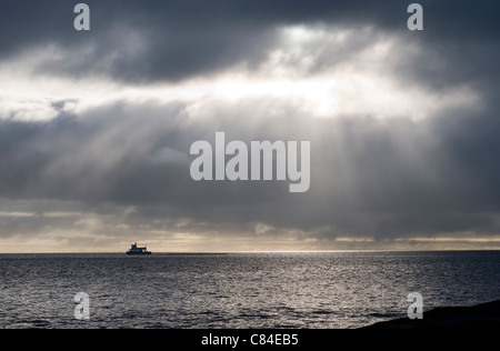 Torquay, Brixham Fähre kreuzt Torbay, England, Ruhe, Felsen, Wolken, bewölkt, Küste, Küste, Küste, Cornwall, Kreuzfahrt, Stockfoto