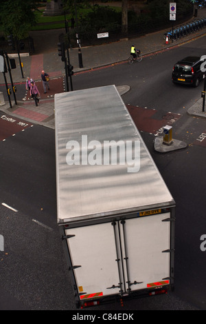 Blick hinunter auf einem großen Lastwagen in einer engen Straße in London Stockfoto