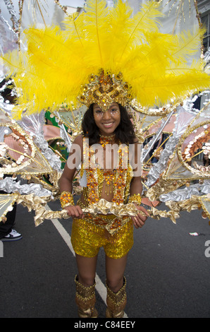 LONDON - AUG 29: Performer nimmt an der Notting Hill Carnival am 29. August 2011 in London, England Teil. Der jährliche Karneval, die größte in Europa, findet jeden August Bank Holiday seit 1966. Stockfoto