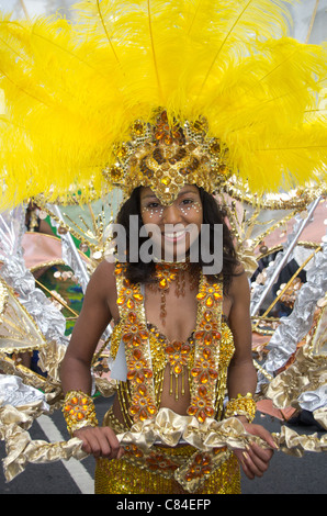 LONDON - AUG 29: Performer nimmt an der Notting Hill Carnival am 29. August 2011 in London, England Teil. Der jährliche Karneval, die größte in Europa, findet jeden August Bank Holiday seit 1966. Stockfoto