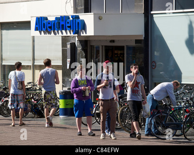 junge Männer Einkaufen im Albert Heijn Supermarkt im Zentrum von Amsterdam, Niederlande Stockfoto