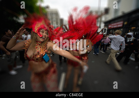 LONDON - AUG 29: Performer nimmt an der Notting Hill Carnival am 29. August 2011 in London, England Teil. Der jährliche Karneval, die größte in Europa, findet jeden August Bank Holiday seit 1966. Stockfoto