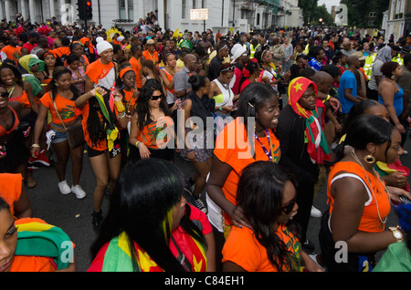 LONDON - AUG 29: Performer nimmt an der Notting Hill Carnival am 29. August 2011 in London, England Teil. Der jährliche Karneval, die größte in Europa, findet jeden August Bank Holiday seit 1966. Stockfoto