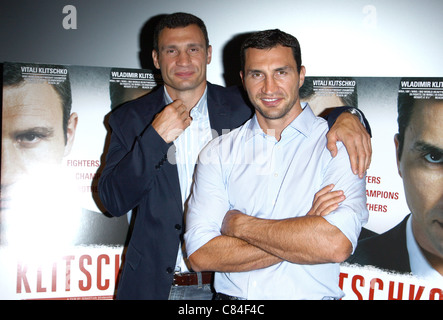 VITALI KLITSCHKO & WLADIMIR KLITSCHKO KLITSCHKO. LOS ANGELES-SPECIAL SCREENING-LOS ANGELES-Kalifornien-USA 27. September 2011 Stockfoto