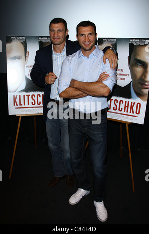 VITALI KLITSCHKO & WLADIMIR KLITSCHKO KLITSCHKO. LOS ANGELES-SPECIAL SCREENING-LOS ANGELES-Kalifornien-USA 27. September 2011 Stockfoto