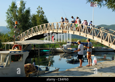 AKYAKA, TÜRKEI. Ein Holzsteg-Brücke über den Fluss Azmak. 2011. Stockfoto