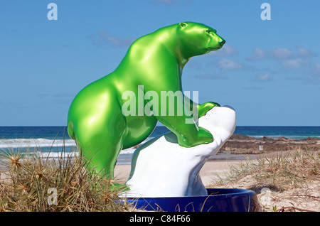 Die steigende Flut von John Cox Skulptur Kunststoff Eisbär auf Anzeige am Meer bei einem Kunstfestival Stockfoto