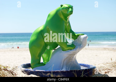 Die steigende Flut von John Cox Skulptur Kunststoff Eisbär auf Anzeige am Meer bei einem Kunstfestival Stockfoto