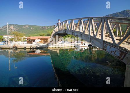 AKYAKA, TÜRKEI. Eine hölzerne Fußgängerbrücke über den Fluss Azmak. 2011. Stockfoto