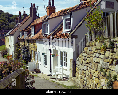 Reihe von Ferienhäusern im Küstendorf Sandsend im Sommer in der Nähe von Whitby North Yorkshire England Vereinigtes Königreich GB Großbritannien Stockfoto