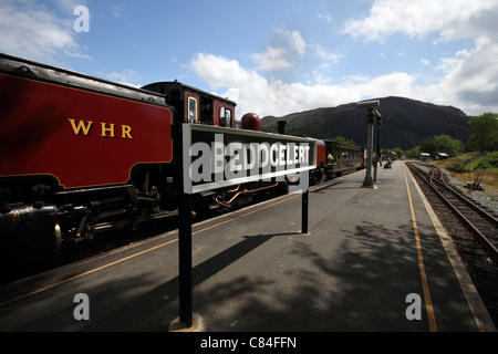 Welsh Highland Railway Dampfzug fährt von Porthmadog nach Caernarfon North Wales Großbritannien Stockfoto