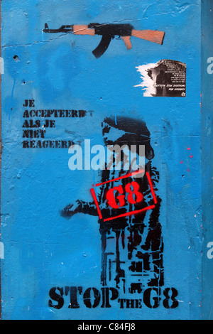"Stop dem G8-Gipfel" Antikapitalismus Protest Graffiti Schablonen auf blauen Gebäude im Zentrum von Amsterdam, Niederlande Stockfoto