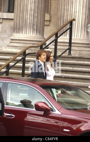 Sir Paul McCartney kommt mit seiner Verlobten, amerikanische Erbin Nancy Shevell, für ihre Hochzeit beim Standesamt Marylebone Town Hall in London am Sonntag, 9. Oktober 2011, dem Tag, an den seinen Mitmenschen Beatle der späten John Lennon 71 gewesen wäre. Foto: Graham M. Lawrence. Stockfoto