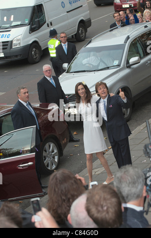 Sir Paul McCartney Wellen an Fans und die Presse nach seiner Hochzeit - Sir Paul McCartney heiratete seine Verlobte Nancy Shevell, in London Marylebone Rathaus Registry Officeon Sonntag, 9. Oktober 2011, dem Tag, an den seinen Mitmenschen Beatle der späten John Lennon 71 gewesen wäre. Foto: Graham M. Lawrence. Stockfoto