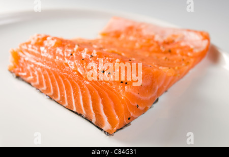 Lachssteak mit Gewürzen auf einem weißen Teller. Stockfoto