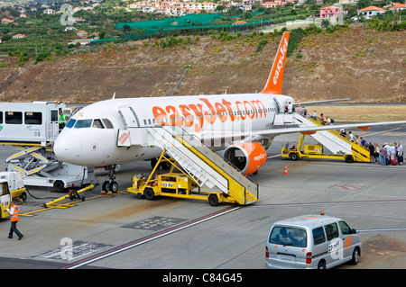 Passagiere Leute Touristen Besucher steigen easyJet Flugzeug Flugzeug Flugzeuge an Flughafen Funchal Madeira Portugal EU Europa Stockfoto