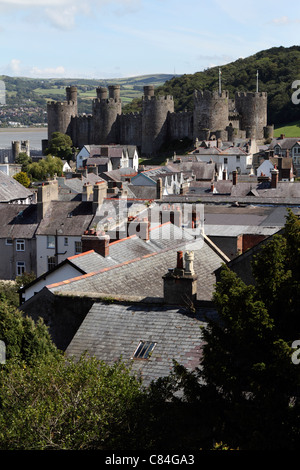Walisische Stadt Conway Dächer mit Conway Burg im Hintergrund Wales UK Stockfoto