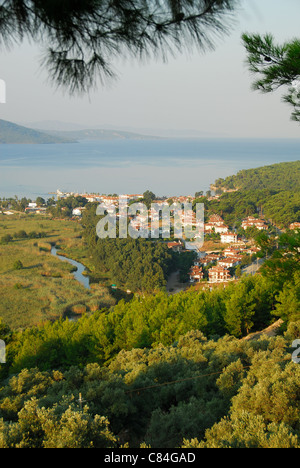 AKYAKA, TÜRKEI. Ein am frühen Morgen Blick auf das Dorf, der Azmak Fluß und der Golf von Gökova. 2011. Stockfoto