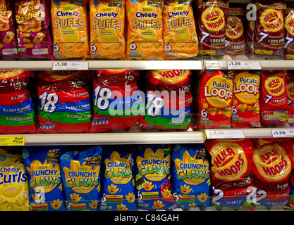 Beutel der Kartoffelchips und salzigen Snacks in einem uk-Supermarkt Stockfoto