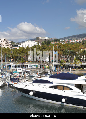 Luxus sunseeker Boote in der Marina Funchal Hafen Funchal Madeira Portugal EU Europa Stockfoto