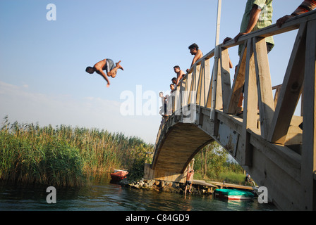 AKYAKA, TÜRKEI. Ein Mann von einer Brücke in den Fluss Azmak Tauchen. 2011. Stockfoto