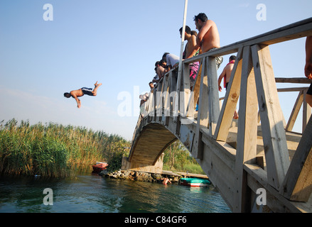 AKYAKA, TÜRKEI. Ein Mann von einer Brücke in den Fluss Azmak Tauchen. 2011. Stockfoto