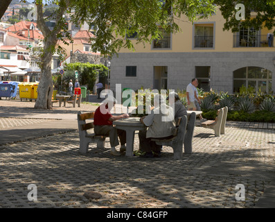 Ältere lokale Inselbewohner ältere Menschen spielen Dominos Spiel auf ein Draußen Tischbank Funchal Madeira Portugal EU Europa Stockfoto