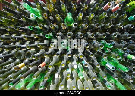 Viele leere Weinflaschen, die darauf warten, recycelt werden. 2011. Stockfoto