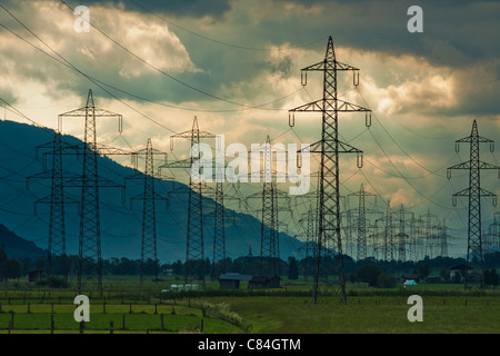 Strom-Türme und Kabeln auf Wolke Hintergrund in Österreich Stockfoto