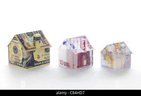 Musterhäuser mit verschiedenen Währungen gefaltet Stockfoto