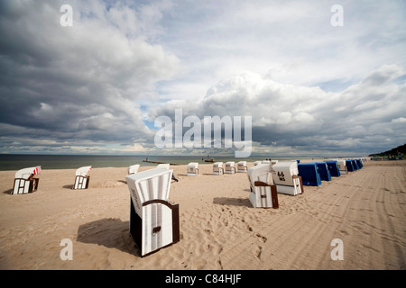 Strand Stühle "Strandkorb" und der Ostseestrand Seebad Bansin, Insel Usedom, Mecklenburg-Vorpommern, Deutschland Stockfoto