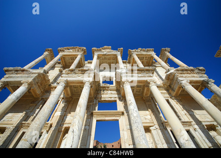 EPHESUS (EFES), TÜRKEI. Ein Low-Winkel-Blick auf die Fassade der Celsus-Bibliothek. 2011. Stockfoto