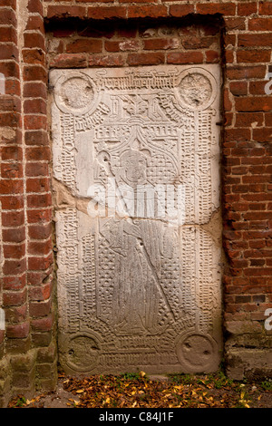 Grabstein auf die Ruinen von Eldena Abbey, Hansestadt Greifswald, Mecklenburg-Vorpommern, Deutschland Stockfoto