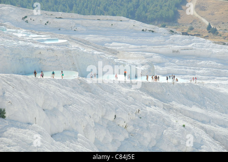 PAMUKKALE, TÜRKEI. Die weißen Calcit bewachsenen Hügeln und Travertin der UNESCO World Heritage Site. 2011. Stockfoto