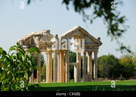 AFRODISIAS, TÜRKEI. Ein Blick auf die teilweise restauriert Tetrapylon (monumentalen Tor). 2011. Stockfoto