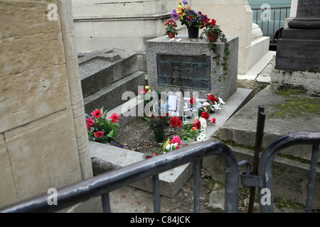 Père Lachaise Friedhof in Paris, Grabstein von Jim Morrison, Rockstar, die an einer Überdosis starb im Alter von 27. Stockfoto