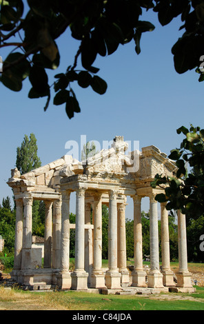 AFRODISIAS, TÜRKEI. Ein Blick auf die teilweise restauriert Tetrapylon (monumentalen Tor). 2011. Stockfoto