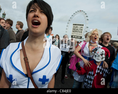 Natalia (Vordergrund), Suzie Kennedy, ein professioneller Marilyn Monroe-Double. Eine Demo mit dem Titel blockieren die Brücke/Block die Rechnung Stockfoto