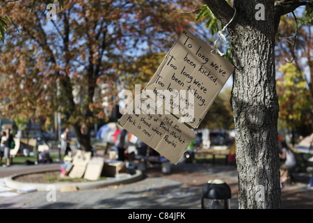 Bloomington Wall Street Protest Zeichen am Peoples Park zu besetzen. Die Proteste begannen Sonntag, 9. Oktober 2011 in Solidarität mit den Demonstranten besetzen Wall Street in New York. Stockfoto