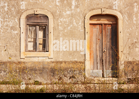 Alte verlassene Gebäude Fassade Stockfoto