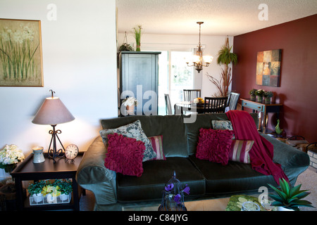 Komfortables Wohnen Wohnzimmer und Esszimmer Interior, USA Stockfoto